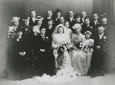 875567 Groepsportret van het bruidspaar Nico ('de Manke') Elie uit Wijk C (?) en de Hongaarse Ilonka Bánfi, met de ...